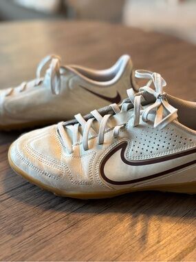 Men’s Nike tempo legend 9 club TF ‘sail dark beetroot’ cream and brown indoor